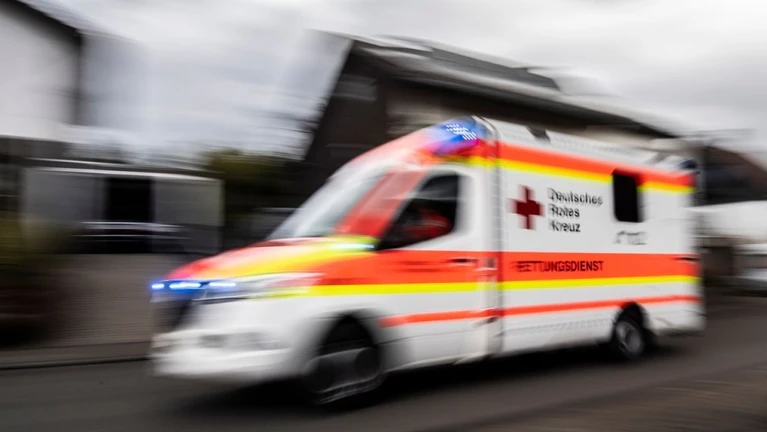 Ein Rettungswagen fährt über die Straße. — © Boris Roessler/dpa/Symbolbild