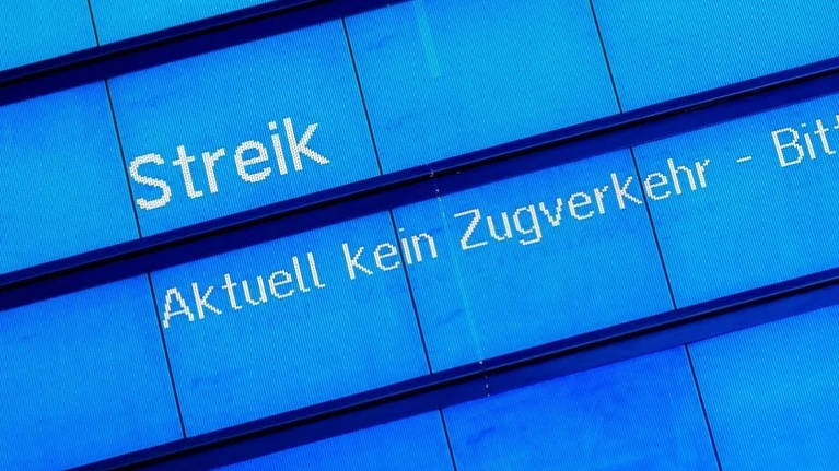 Eine Anzeigentafel an einem Bahnhof weist auf einen Streik hin. — © Moritz Frankenberg/dpa/Symbolbild