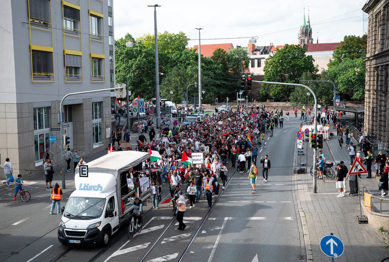 Etwa 3.600 Menschen protestierten in Nürnberg gegen das israelische Vorgehen im Gazakrieg. — © Daniel Vogl/dpa