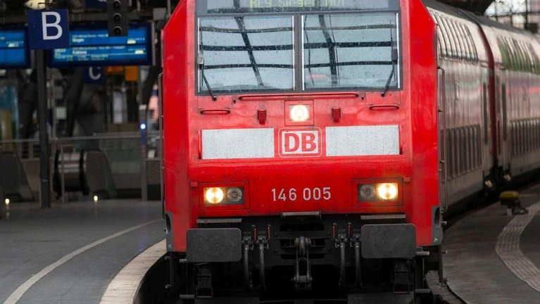 Ein Regionalzug fährt im Kölner Hauptbahnhof ein. — © Thomas Banneyer/dpa/Archivbild