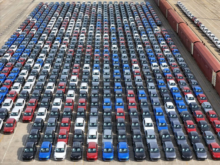 Chinesische Autos vor dem Export — © Uncredited/CHINATOPIX/AP/dpa