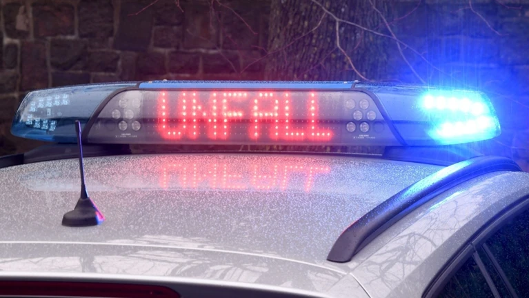 Die Leuchtschrift «Unfall» auf dem Dach eines Polizeiwagens. — © Carsten Rehder/dpa/Symbolbild