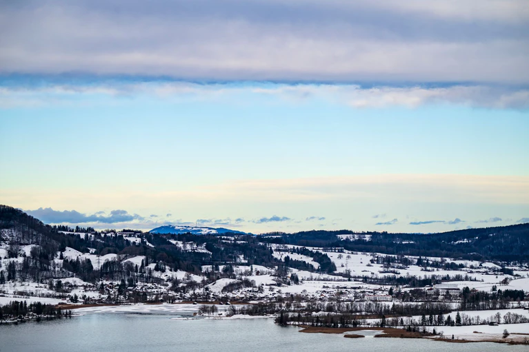 Am Sonntag herrscht in Bayern sonniges Wetter.  — © Peter Kneffel/dpa