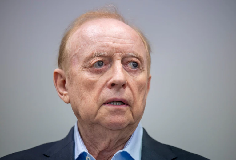 Bleibt trotz Fristablaufs auf freiem Fuß: Alfons Schuhbeck. (Archivbild) — © Peter Kneffel/dpa