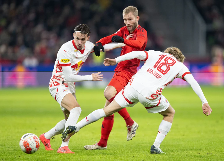 Der FC Bayern um Konrad Laimer (M) spielt am 6. Januar in Salzburg. (Archivbild) — © Sven Hoppe/dpa