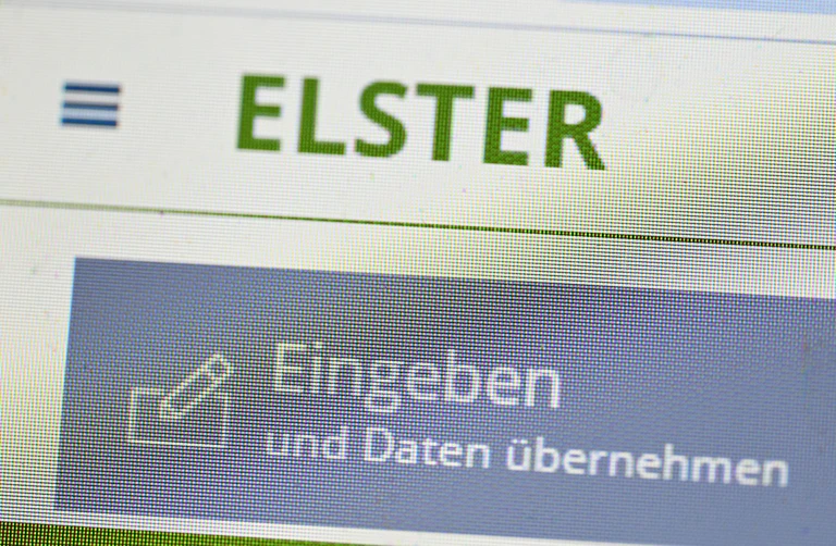 Per App die Steuererklärung machen? Klingt verführerisch - ab Juli sollen die ersten Nutzer für die neue Funktion der Elster-App freigeschaltet werden. (Symbolbild) — © Bernd Weißbrod/dpa