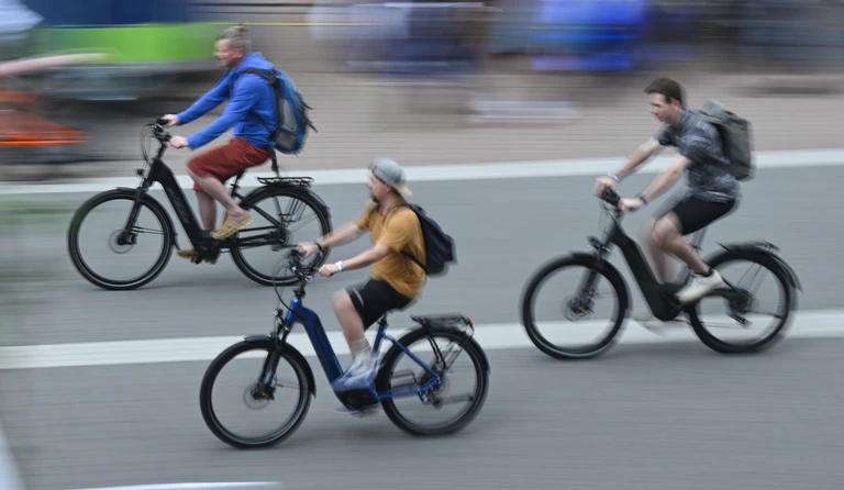 E-Bikes haben sich auch bei jüngeren Generationen durchgesetzt. (Symbolbild) — © Arne Dedert/dpa