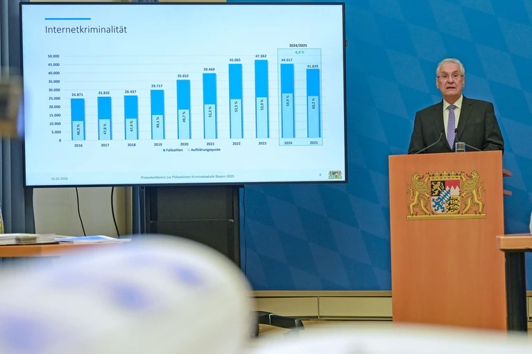 Joachim Herrmann präsentierte die Statistik in München. — © Malin Wunderlich/dpa