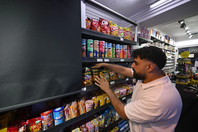 Kioskbetreiber müssen die Knabbersachen deshalb abdecken, da nach 20.00 Uhr nur noch ein bestimmtes Sortiment angeboten werden darf. — © Felix Hörhager/dpa