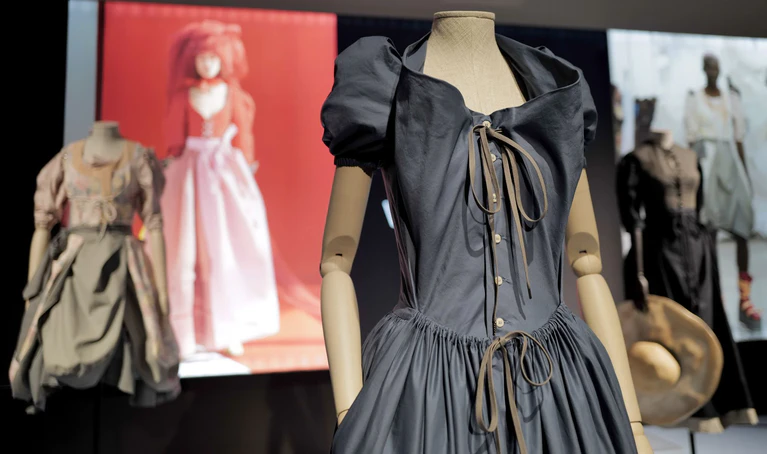 In der Sonderausstellung «Tradition goes Fashion!» des Staatlichen Textil- und Industriemuseums in Augsburg werden auch moderne Designerdirndl von bekannten Modeschöpfern gezeigt. — © Ulf Vogler/dpa