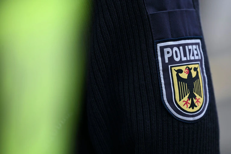 Der Polizist war privat in Uniform in dem Zug. (Symbolbild) — © Katharina Kausche/dpa