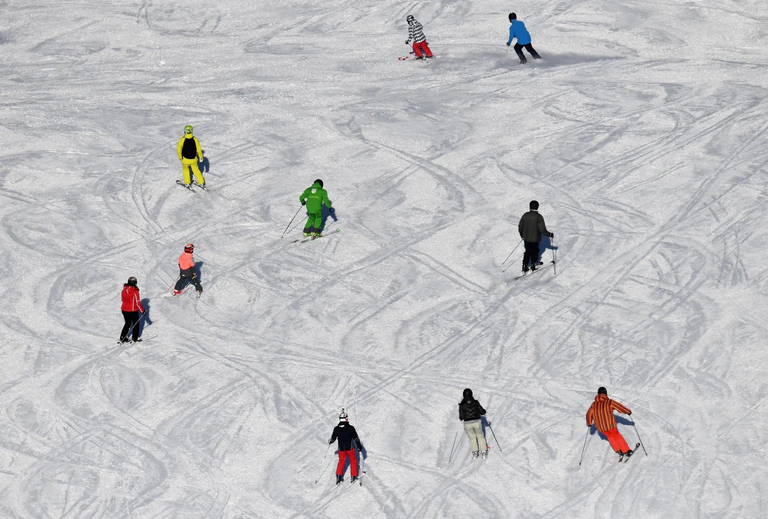 Bei ihren Schwüngen kommen sich Skifahrer gelegentlich in die Quere. (Archivbild) — © Angelika Warmuth/dpa
