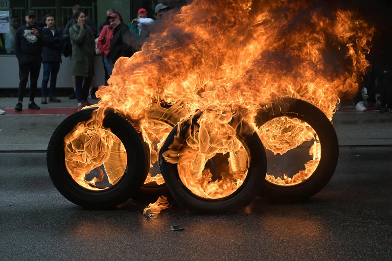 Gegen die mögliche Schließung des Werks protestierten Audi-Mitarbeiter Anfang September mit brennenden Reifen. (Archivbild) — © Jonas Roosens/Belga/dpa