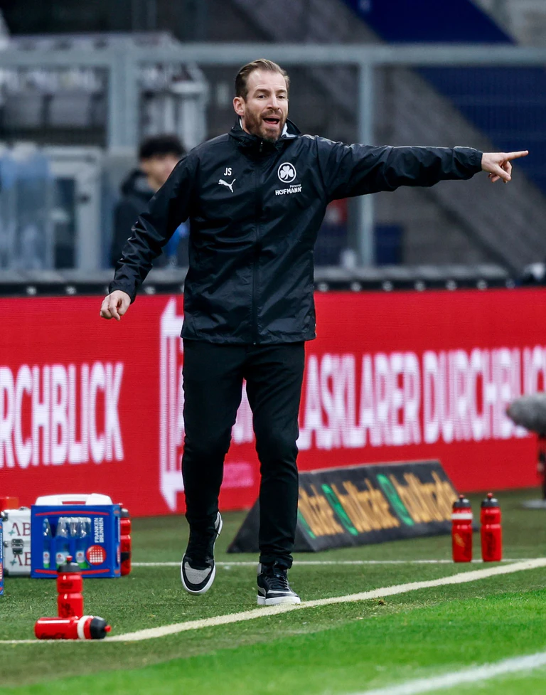 Fürths Trainer Jan Siewert beim erfolglosen Coaching in Hamburg. — © Axel Heimken/dpa