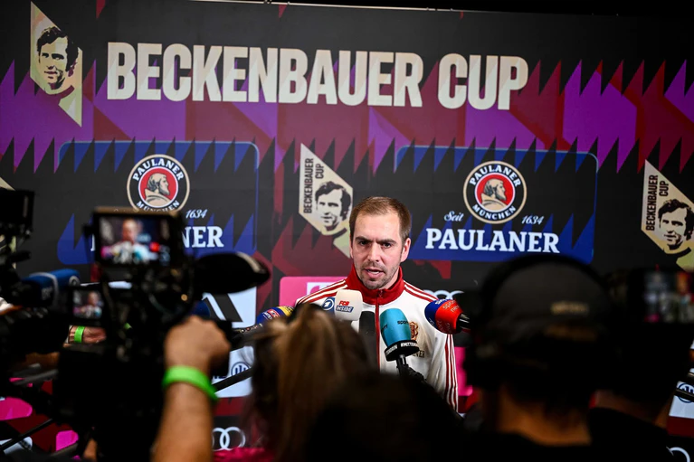 Philipp Lahm freute sich als Coach der Bayern-Legenden über viel Jubel in der Halle. — © Harry Langer/dpa