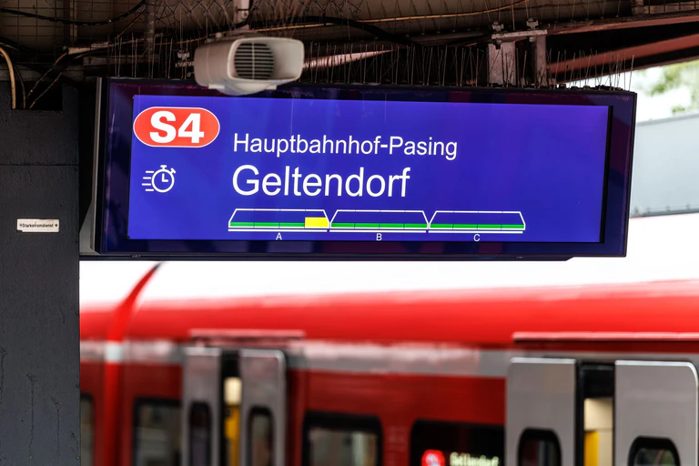 Mit der neuen Echtzeit-Auslastungsanzeige können sich Passagiere besser verteilen und sollen so leichter Plätze finden Plätze. — © Matthias Balk/dpa