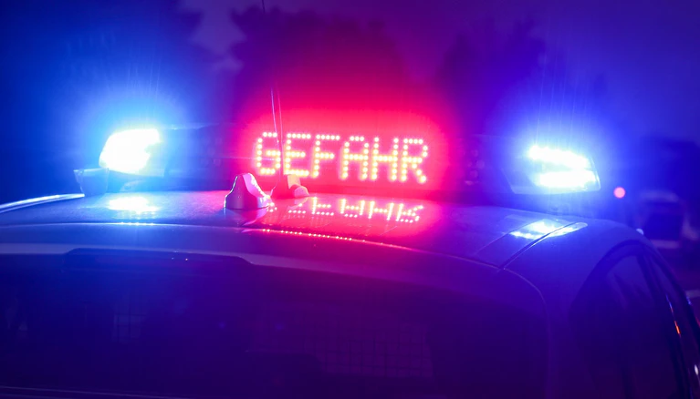 Die Autobahnpolizei sperrte den Gefahrenbereich, um den Geisterfahrer zu stoppen. (Symbolbild) — © Jan Woitas/dpa