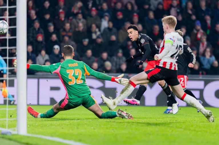 Der Glücksmoment: Jamal Musiala (M) erzielt sein Comeback-Tor zum 1:0.  — © Rolf Vennenbernd/dpa