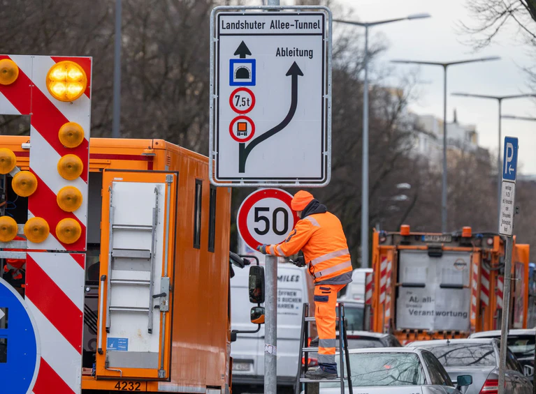 Am Morgen gab es einen Schildertausch - Tempo 30 wurde durch Tempo 50 ersetzt. — © Peter Kneffel/dpa