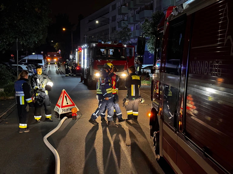 Mehr als 100 Einsatzkräfte von Feuerwehr und THW waren in der Nacht im Einsatz.  — © News5/dpa