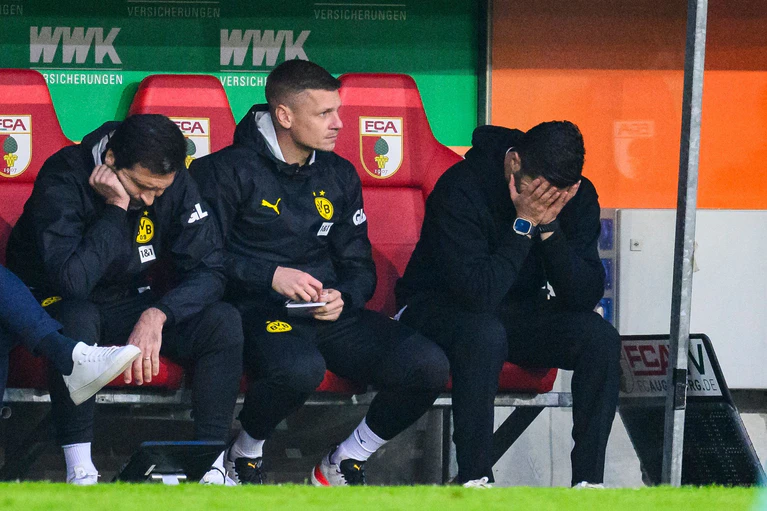 Enttäuschung pur: BVB-Trainer Nuri Sahin (r.) während des Spiels auf der Bank. — © Tom Weller/dpa