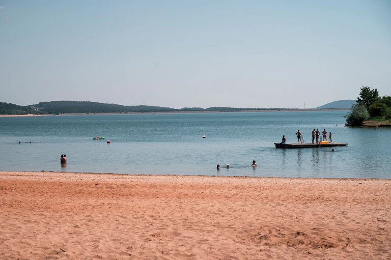 An einer Badeplattform wie dieser hat erneut ein Wels im Brombachsee einen Schwimmer gebissen. (Archivbild) — © Daniel Vogl/dpa