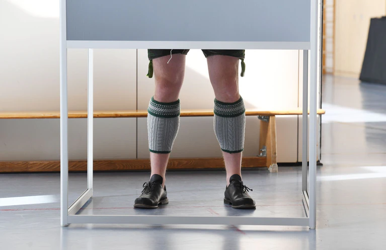 Bis feststeht, wer als Direktkandidat eines bayerischen Wahlkreises in den Bundestag einzieht, wird es heuer voraussichtlich länger dauern als bei vorigen Wahlen. Grund ist das geänderte Wahlrecht. (Archivbild) — © Angelika Warmuth/dpa