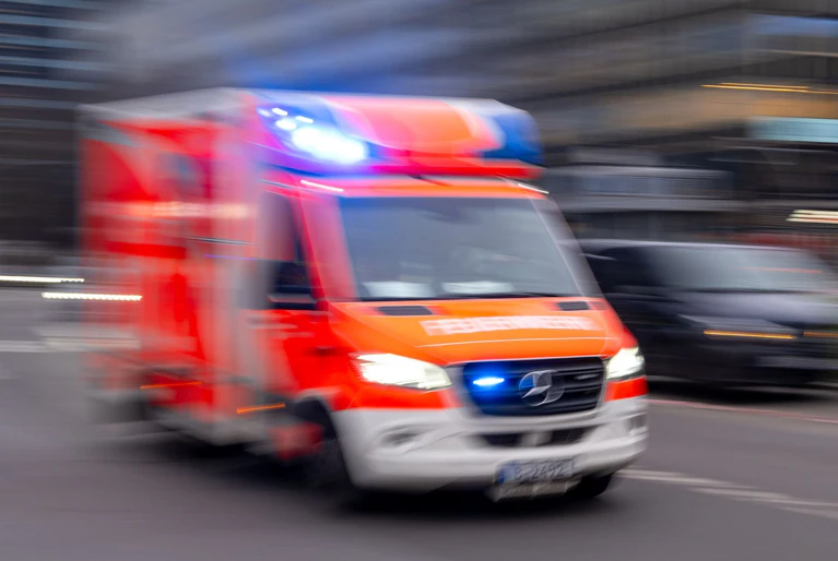 Sanitäter bringen einen schwer verletzten Säugling ins Krankenhaus.  — © Monika Skolimowska/dpa