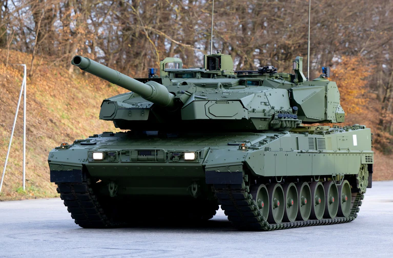 Der Leopard 2 A8 bei der ersten öffentlichen Präsentation Ende November (Archiv) — © Sven Hoppe/dpa