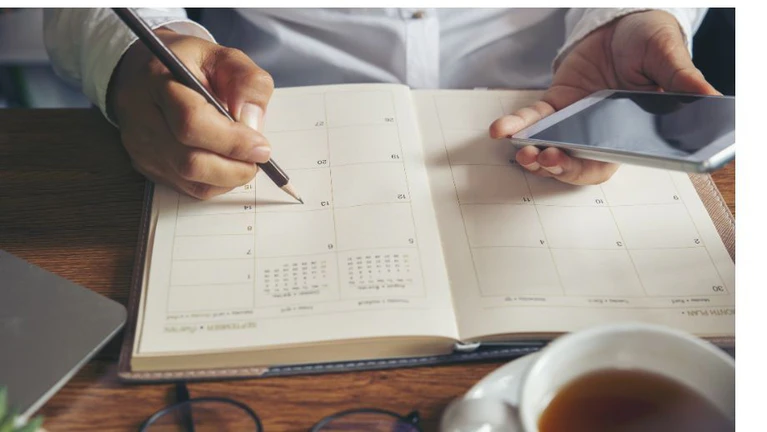 Kalender Urlaub Brückentag Urlaubstage planen Resturlaub Arbeit Office — © Pra-chid / iStock