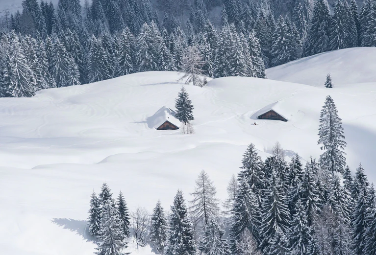 Winterräume in Hütten sollen Bergsportlern als sichere Unterkunft dienen, werden aber teils als Party-Spot missbraucht (Symbolbild). — © Lino Mirgeler/dpa