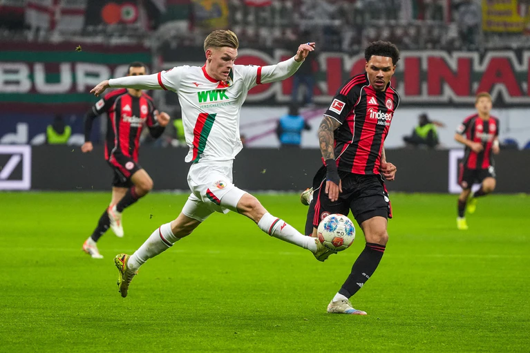 Viel Kampf, wenig Glanz im Duell zwischen Frankfurt und Augsburg. — © Marc Schüler/dpa