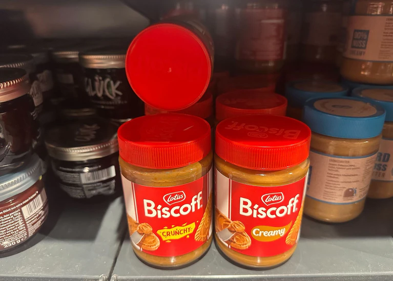 Zwischen Konfitüren und Erdnussbutter steht in vielen Supermärkten inzwischen Karamellkekscreme-Brotaufstrich. (Archivbild) — © Gregor Tholl/dpa