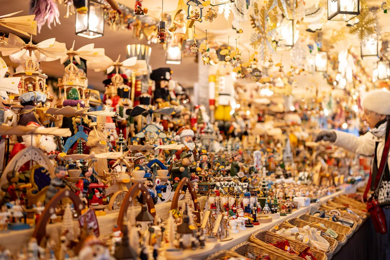 Der Nürnberger Christkindlesmarkt zählt neben dem Dresdner Striezelmarkt zu den ältesten Weihnachtsmärkten Deutschlands. — © Daniel Karmann/dpa