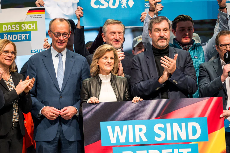 Eingerahmt von CDU-Chef Friedrich Merz und CSU-Chef Markus Söder hatte Günther Felßner schon beim Wahlkampfabschluss der Union einen besonders prominenten Platz. Auch die anstehende Regierungsbildung kann er aus einer extrem komfortablen Position beobachten. (Archivbild)  — © Daniel Vogl/dpa