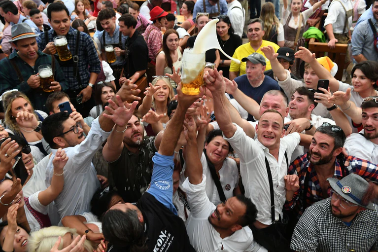 Ein Oktoberfest ohne Bier - für die meisten Menschen undenkbar. (Illustration) — © Felix Hörhager/dpa