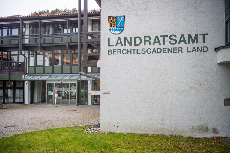 Der Kampf ums Landratsamt wird zwischen den Kandidaten von Freien Wählern und CSU ausgetragen. (Archivbild)  — © Lino Mirgeler/dpa