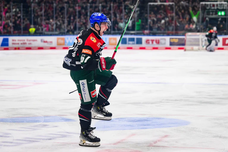 Florian Elias bleibt ein weiteres Jahr ein Augsburger. — © Tom Weller/dpa