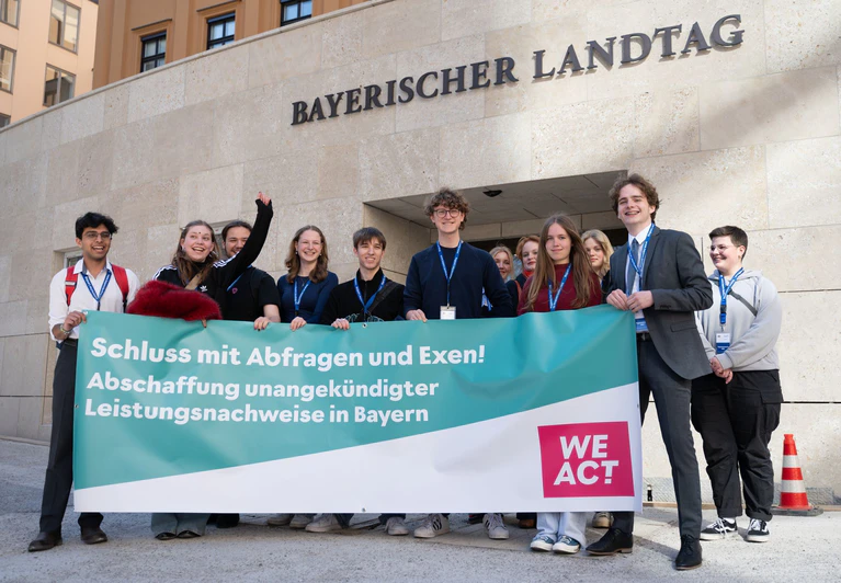 Für die Übergabe ihrer Petition kamen die Schülerinnen und Schüler persönlich in den Bayerischen Landtag. (Archivbild) — © Leonie Asendorpf/dpa