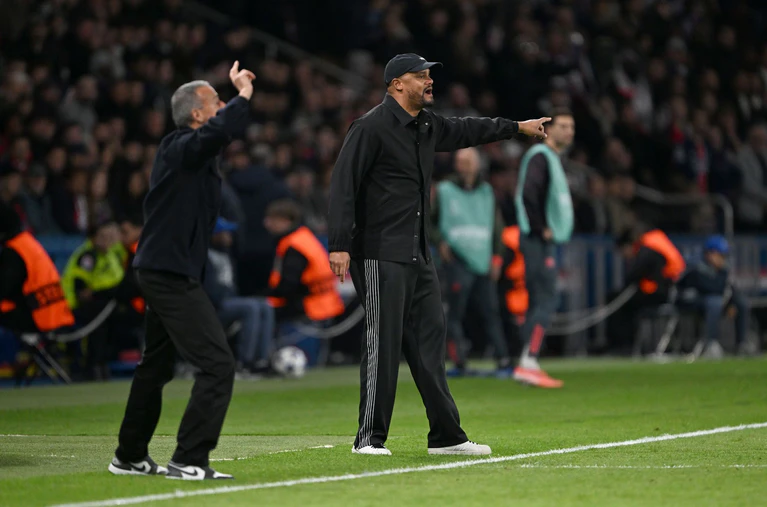 PSG-Coach Luis Enrique (l) und Bayern-Trainer Vincent Kompany in Aktion am Spielfeldrand. — © Federico Gambarini/dpa