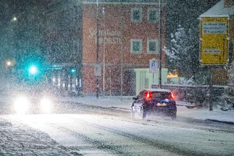 Nach kräftigen Schneefällen starten dieses Wochenende die ersten bayerischen Skigebiete den Betrieb. (Archivbild) — © Sebastian Pieknik/NEWS5/dpa