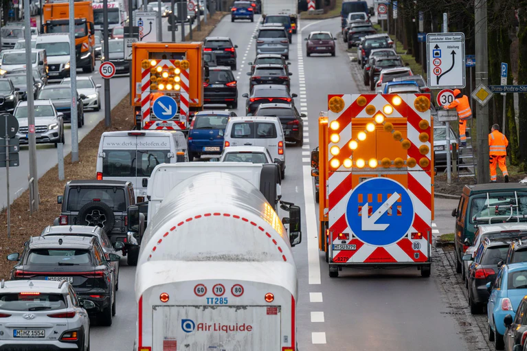 Die Stadt hofft, dass dadurch auch der Verkehr auf dem Abschnitt des viel befahrenen Mittleren Rings wieder flüssiger wird.  — © Peter Kneffel/dpa