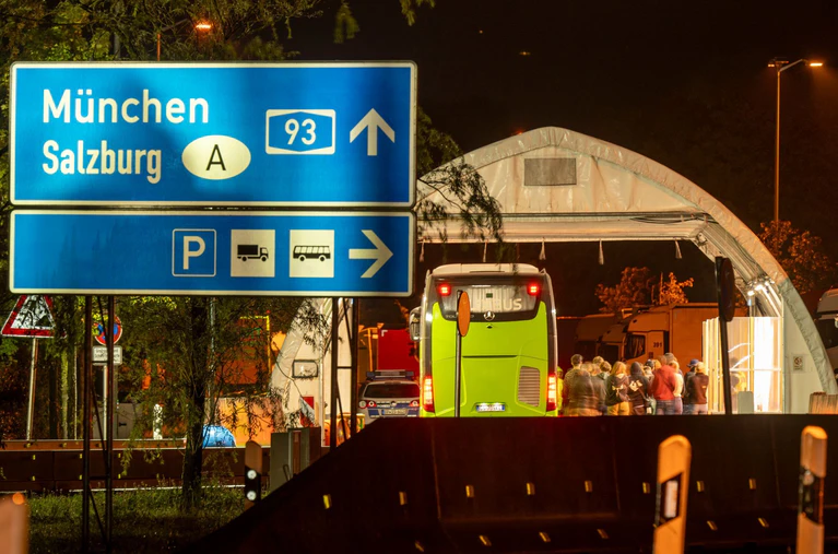 An der deutsch-österreichischen Landgrenze wird seit Herbst 2025 kontrolliert. Dauerhafte stationäre Grenzkontrollen sind im Schengen-Raum eigentlich nicht vorgesehen. Daher müssen sie spätestens nach sechs Monaten erneut bei der EU-Kommission notifiziert und begründet werden. — © Peter Kneffel/dpa