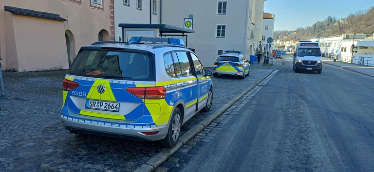Die Polizei hatte nach der Flucht am Freitag mit einem größeren Aufgebot nach dem Mann gesucht. (Archivbild) — © Markus Zechbauer/zema-medien.de/dpa