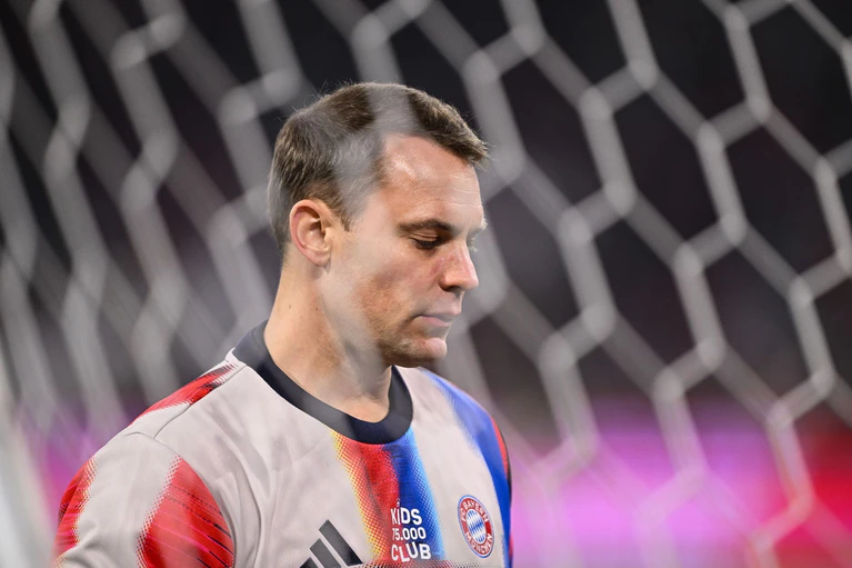 Manuel Neuer musste nach 45 Minuten wieder angeschlagen raus. — © Harry Langer/dpa