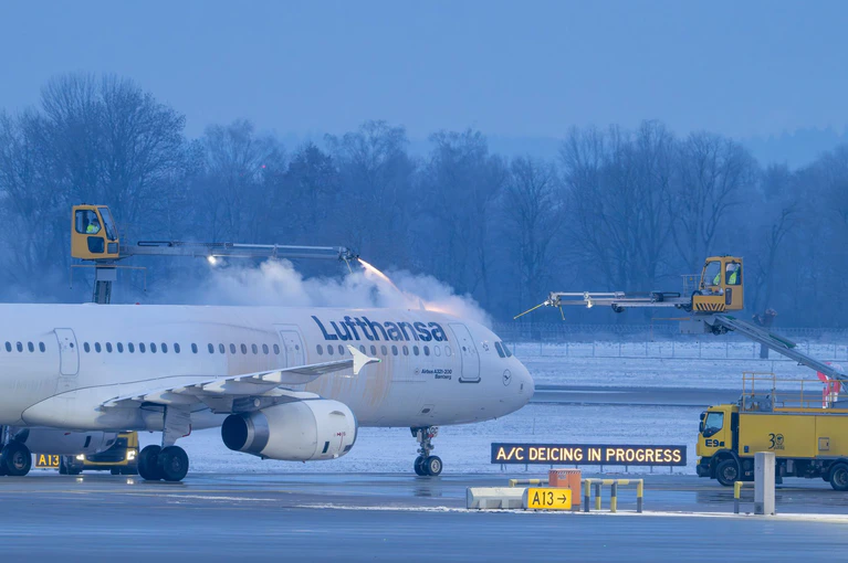 Wegen der starken Schneefälle ist der Flugbetrieb am Flughafen in München gestört (Archivbild).  — © Peter Kneffel/dpa
