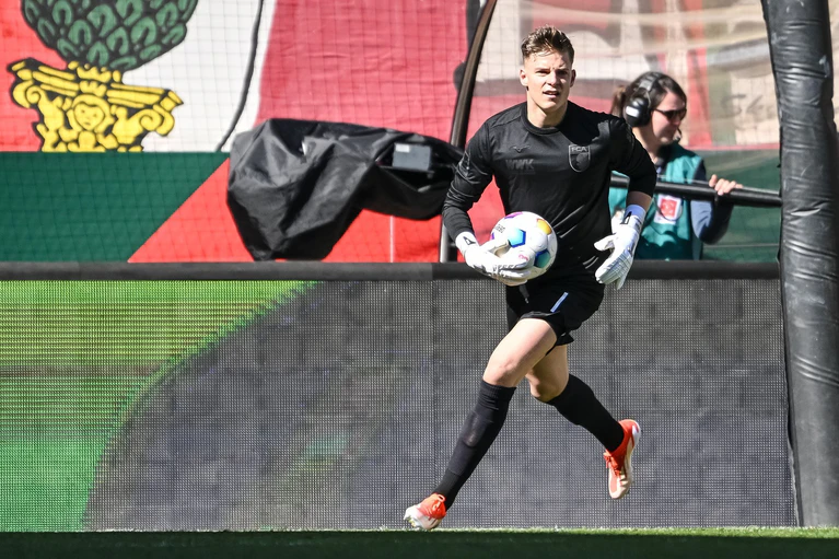 Darf mal wieder von Beginn an ran: Augsburgs Torwart Finn Dahmen. — © Harry Langer/dpa