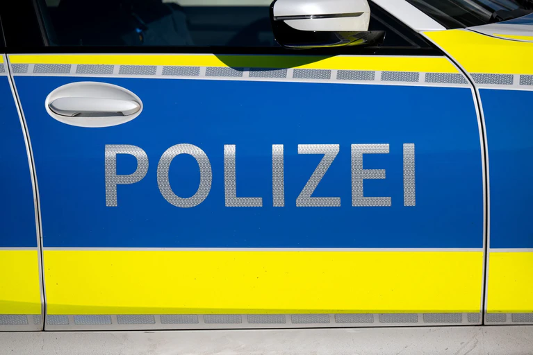 Polizeiangaben zufolge waren bei dem Vorfall mehr als 30 Polizeikräfte im Einsatz. (Symbolbild) — © Sven Hoppe/dpa