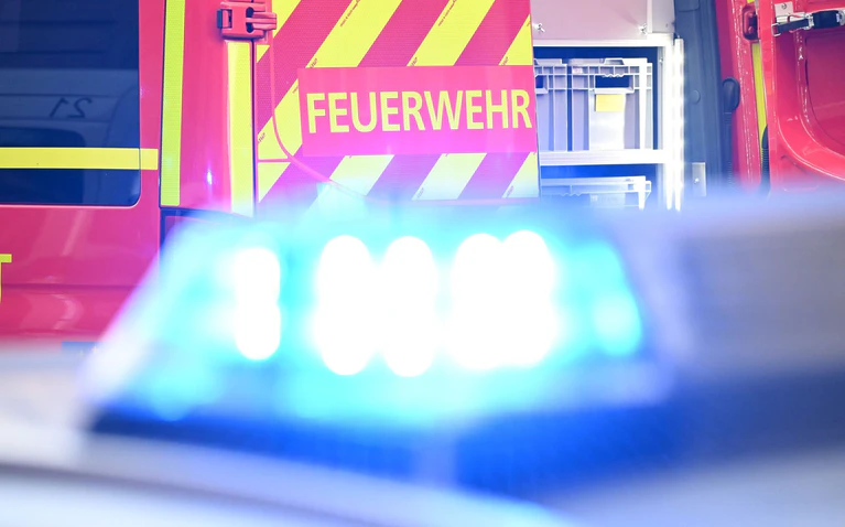 Bei einem Brand einer Gartenhütte und eines Wohnhauses entstand hoher Schaden. (Symbolbild) — © Bernd Weißbrod/dpa