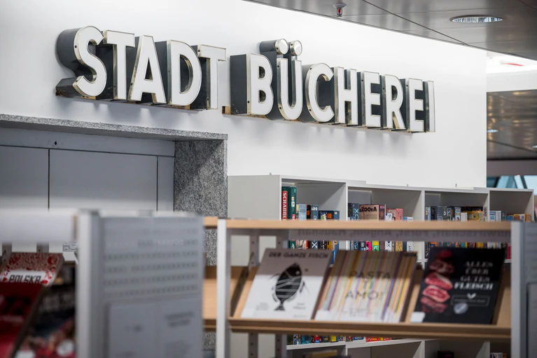 Auch Bibliotheken könnten Schatten und ein wenig Abkühlung spenden. (Archivbild) — © Daniel Vogl/dpa